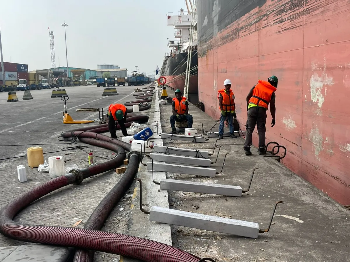 Pose d'anodes le long d'un quai