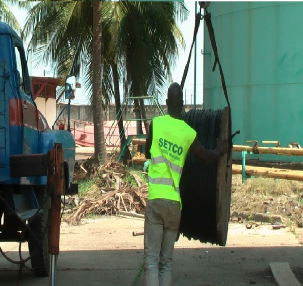Pose d'un mat d'eclairage public sur le site PETROCI par une equipe SETCO