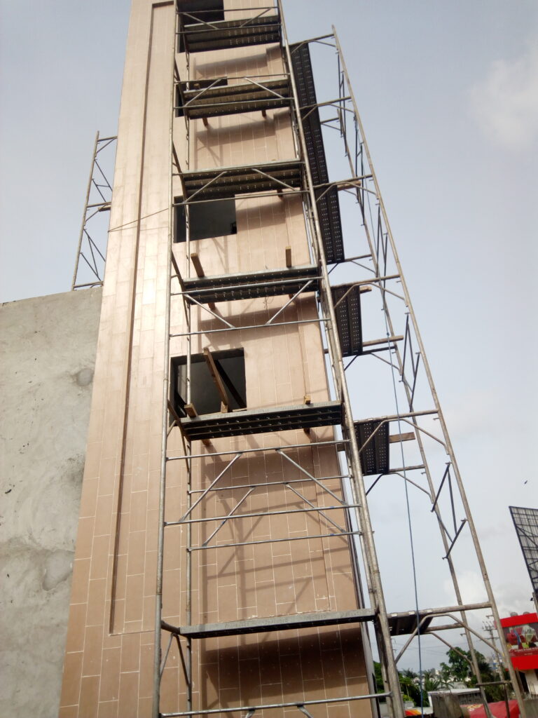 Échafaudage de façade — travaux de bâtiment