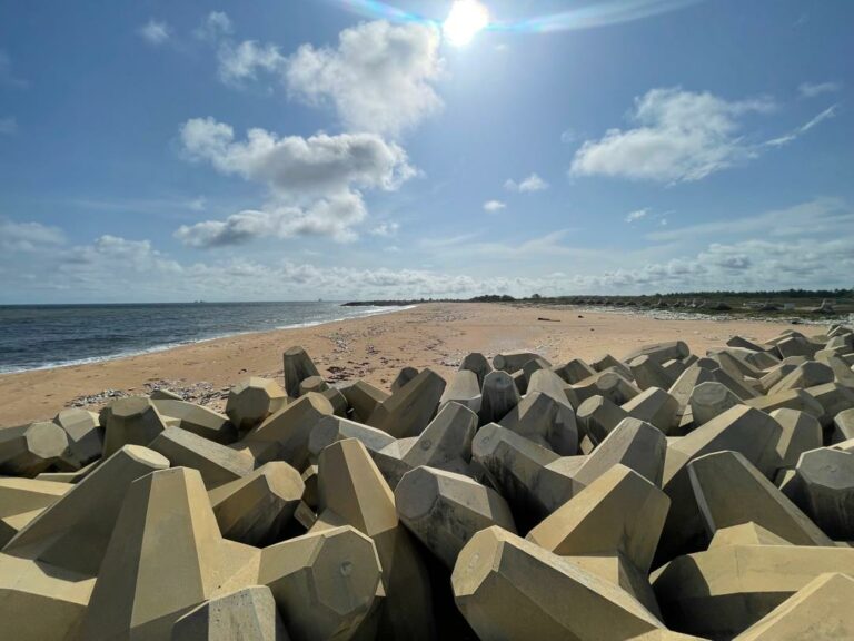 Ouvrage de protection côtière en blocs béton