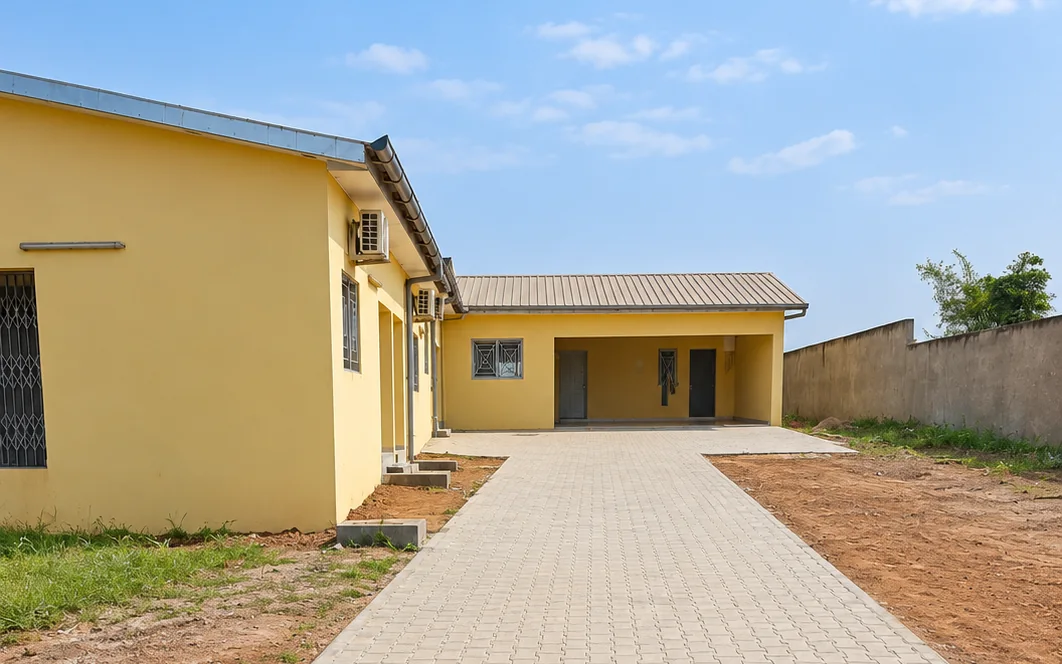 Logements construits par SETCO, allée pavée et façades achevées